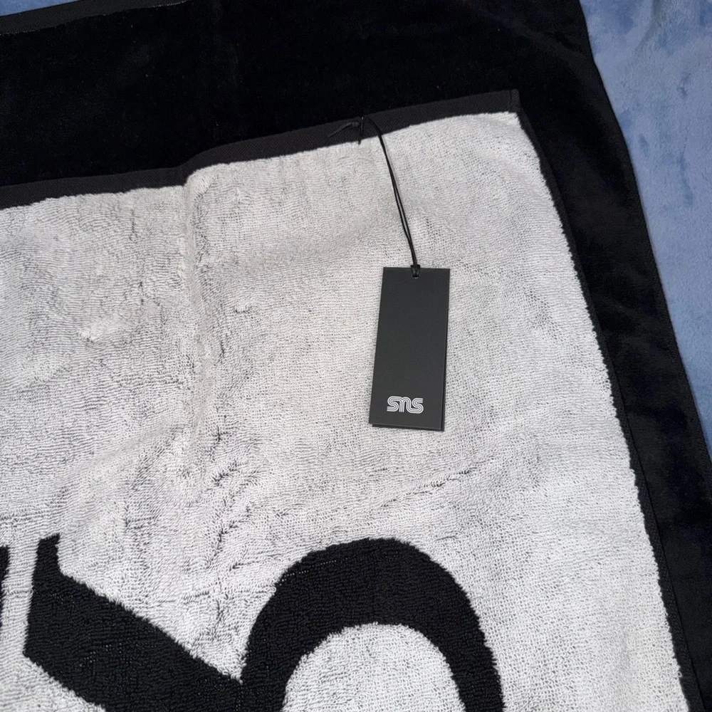 Black‎ and White Bath Towel